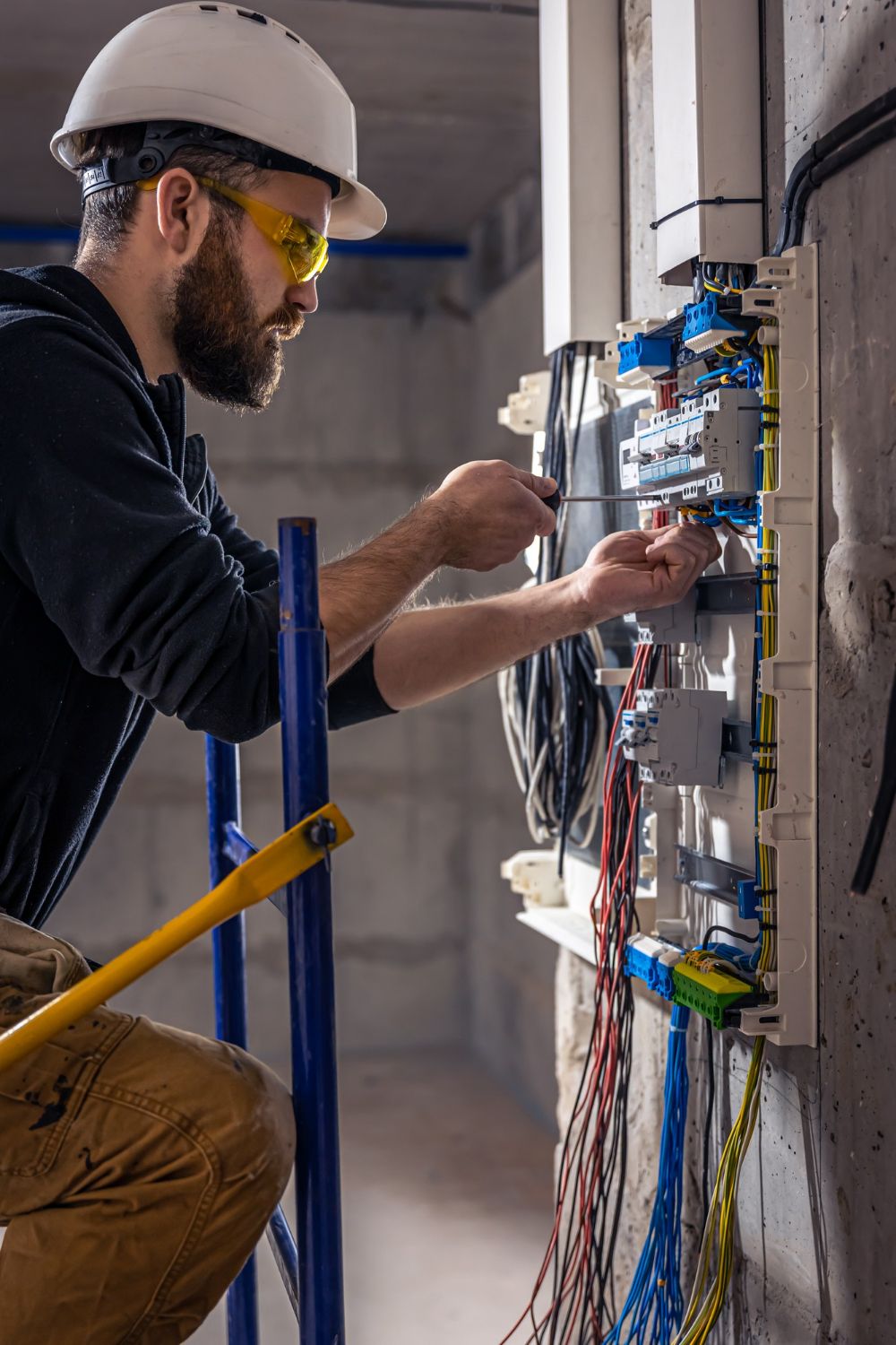 Hombre trabajando en un panel eléctrico